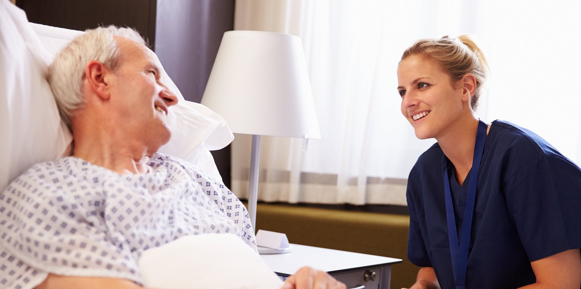 Senior im Krankenbett