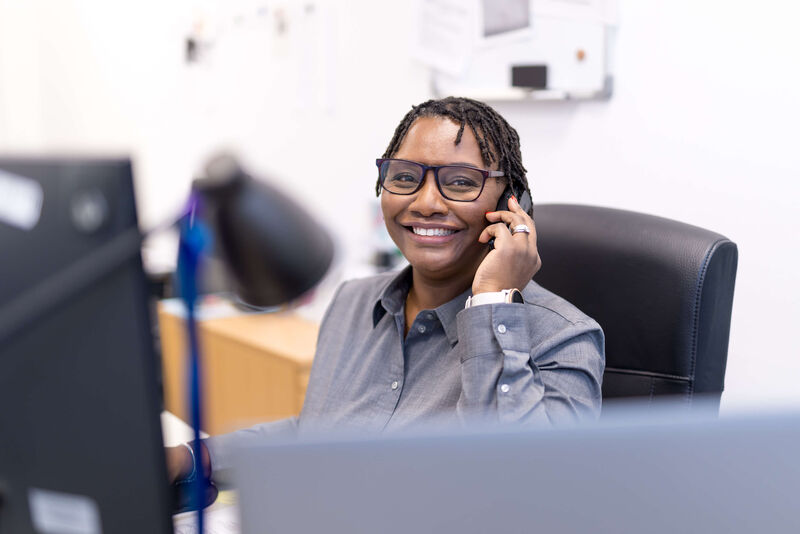 Das Bild zeigt Gugulethu Khumalo-Eck bei der Arbeit.