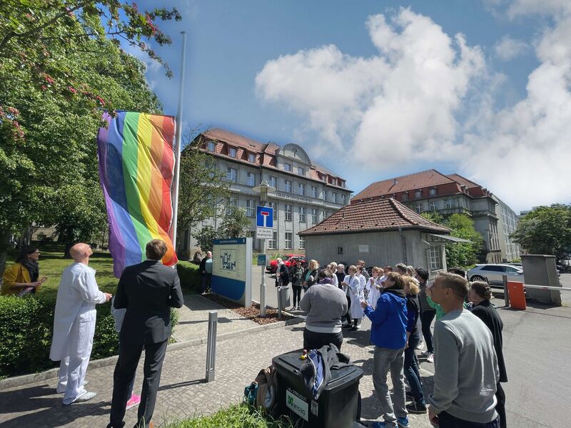 Das Bild zeigt die Hissung einer Regenbogenflagge am Sana Klinikum Lichtenberg in Berlin.