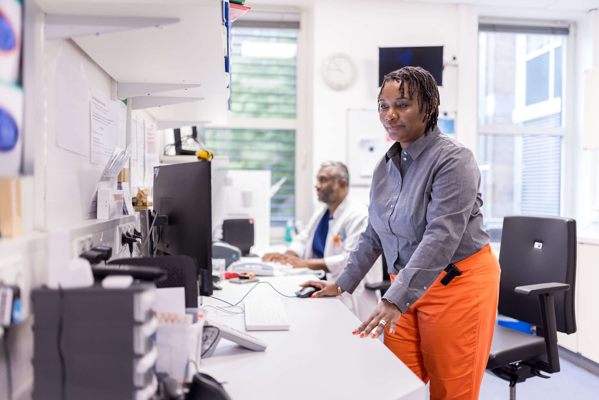 Das Bild zeigt Gugulethu Khumalo-Eck bei der Arbeit.