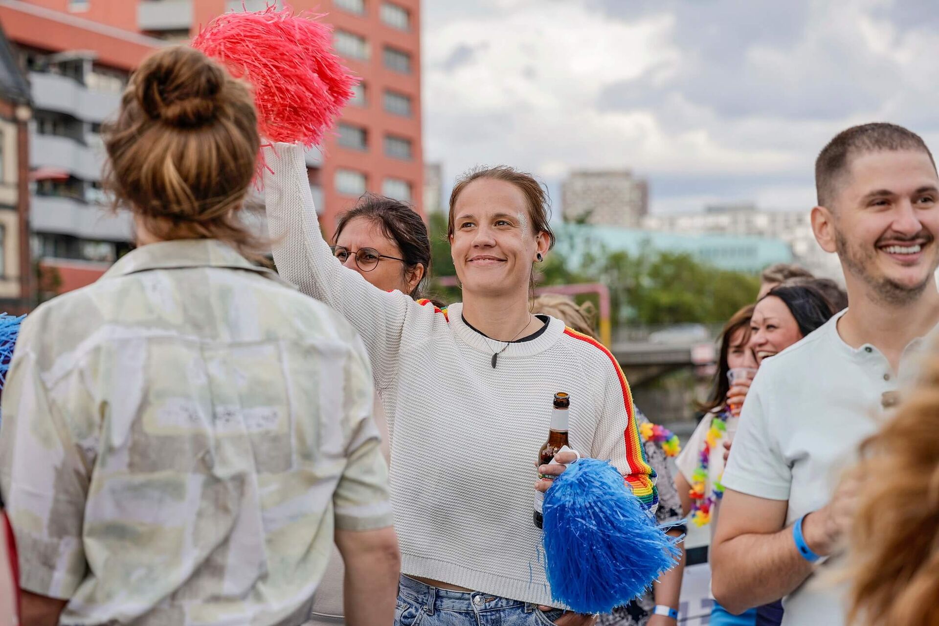 Das Bild zeigt mehrere Personen bei der Veranstaltung Berlin Canal Pride.