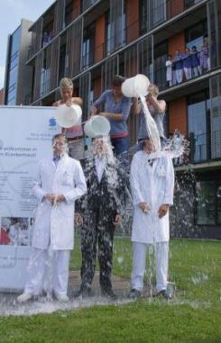 Prof. Stefan Hankemeier, Marco Kempka und Dr. Sixtus Allert bekommen das Eiswasser vor über 150 begeisterten Mitarbeitern des Sana Klinikums Hameln verpasst.