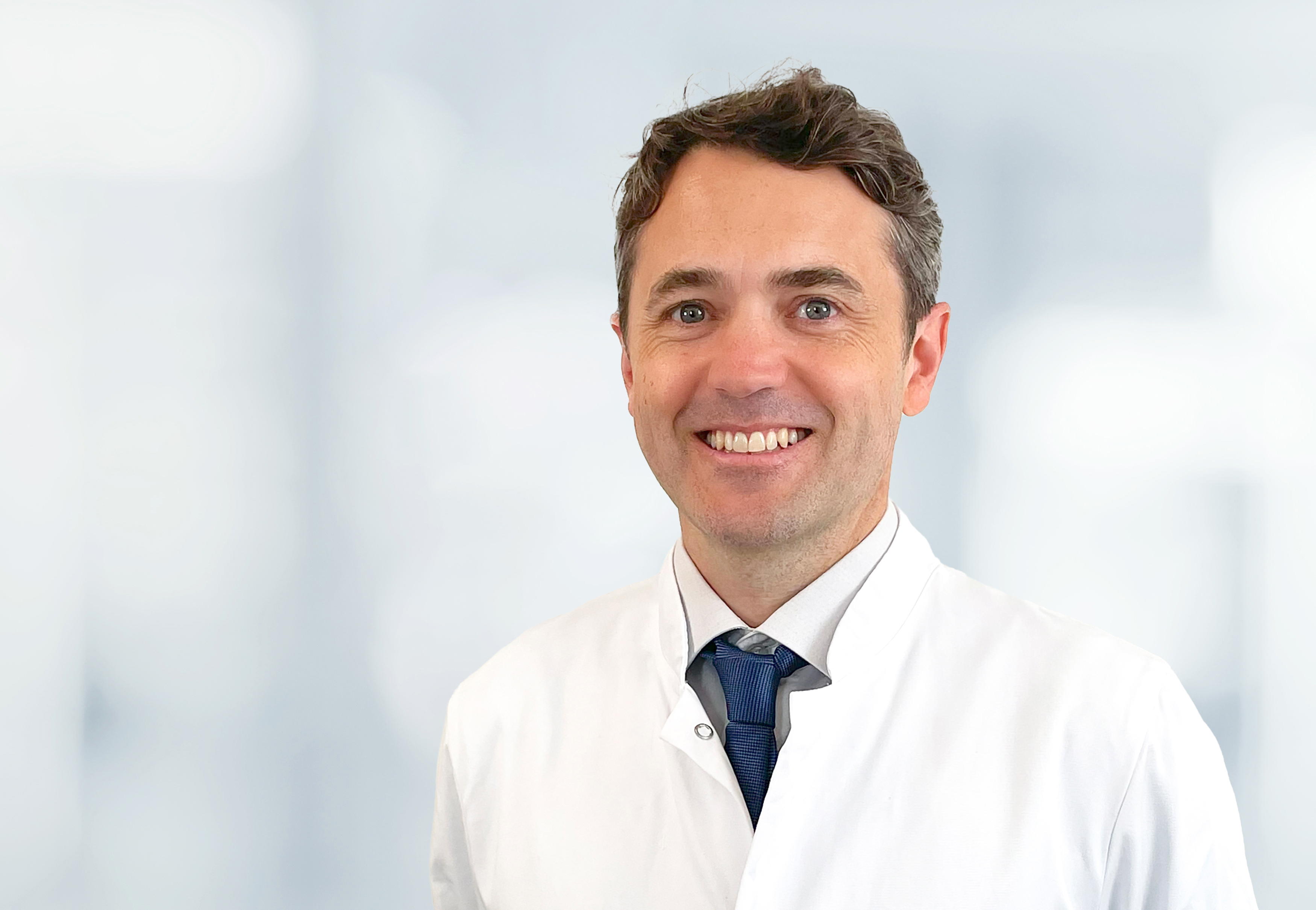 Privatdozent Dr. Felix Wezel Portraitfoto von Privatdozent Dr. Felix Wezel, Chefarzt der Klinik für Urologie am Sana Klinikum Landkreis Biberach