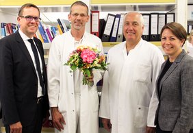 <p>Die Krankenhausleitung gratuliert Dr. Rüdiger Warlich zu seiner neuen Aufgabe und wünscht ihm einen erfolgreichen Start.</p>