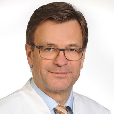 Ass. Prof. Univ. Split Dr. Dr. med. Peter Dahlem Porträt von Ass. Prof. Univ. Split Dr. Dr. med. Peter Dahlem Chefarzt Kinder- und Jugendmedizin, Neonatalogie, Pädiatrische Intensivmedizin am Klinikum Coburg der Sana Kliniken Oberfranken.