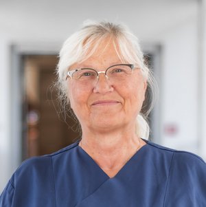 Porträtfoto von Dr. med. Sabine Nötzold, Oberärztin der Klinik für Innere Medizin im Sana Klinikum Borna