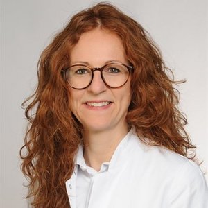 Dr. med. Franziska Groenen Porträt von Dr. med. Franziska Groenen, Chefärztin Zentrale Notaufnahme am Klinikum Coburg der Sana Kliniken Oberfranken.
