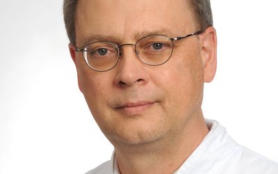 Porträt von Dr. med. Ralph Mäffert, Chefarzt für Innere Medizin, Gastroenterologie, klinische Geriatrie am Klinikum Neustadt der Sana Kliniken Oberfranken. 