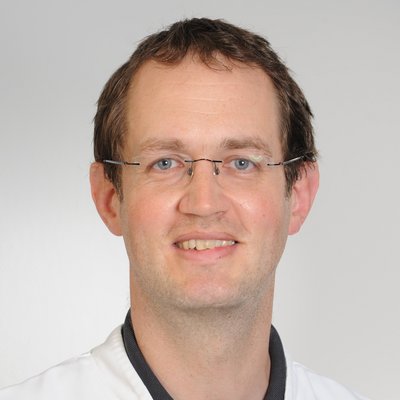 Porträt von Dr. Florian Finger, Facharzt für Hämatologie und Onkologie, Internist am MVZ Klinikum Coburg.