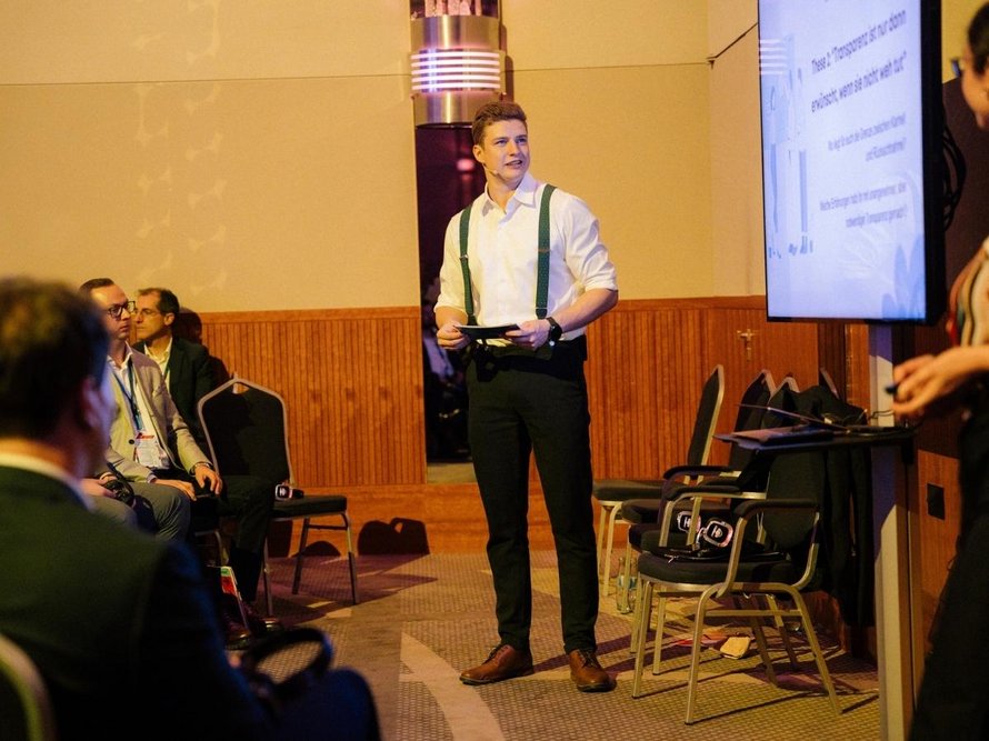 {f:if(condition:'{item.images.0.alternative}', then:'{item.images.0.alternative}'}