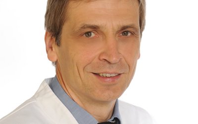 Porträt von Dr. med. Holger Göbel, Chefarzt für Akutgeriatrie am Klinikum Lichtenfels der Sana Kliniken Oberfranken. 