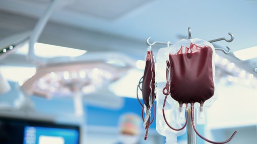 Foto von einem Transfusionsbeutel als Symbol für eine Bluttransfusion in einer Klinik.