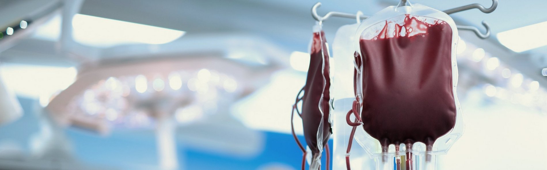 Foto von einem Transfusionsbeutel als Symbol für eine Bluttransfusion in einer Klinik.