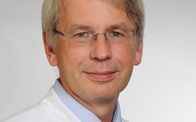 Porträt von Dr. med. Dirk Mayer, Chefarzt für Innere Medizin, Gastroenterologie am Klinikum Coburg der Sana Kliniken Oberfranken.