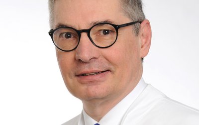 Porträt von Prof. Dr. med. Stefan Piltz, Chefarzt für Orthopädie und Unfallchirurgie am Klinikum Coburg der Sana Kliniken Oberfranken.