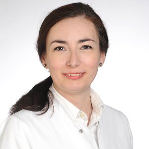 Laura Secrieru Porträt von Laura Secrieru, Oberärztin, Internistin mit Schwerpunkt Nephrologie am Sana Klinikum Coburg der Sana Kliniken Oberfranken.