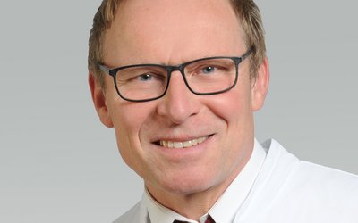 Porträt von Dr. Sebastian Ratajczak, Chefarzt Gynäkologie und Geburtshilfe am Klinikum Lichtenfels der Sana Kliniken Oberfranken.