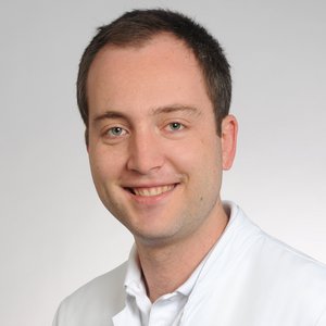 Dr. med. Thomas Mischke Proträt von Dr. med. Thomas Mischke, Oberarzt, Facharzt für Innere Medizin und Kardiologie Zusatzbezeichnung Internistische Intensivmedizin und Notfallmedizin Zusatzqualifikation Kardiale Magnetresonanztomographie Level III (DGK) am Sana Klinikum Coburg der Sana Kliniken Oberfranken.