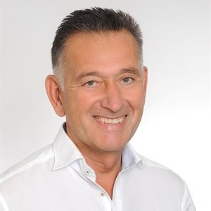 Dr. med. Harald-Hans Altmann Porträt von Dr. med. Harald-Hans Altmann, Chefarzt für Frauenheilkunde und Geburtshilfe, Gynäkologischer Onkologe, zertifiziert nach AGUB II (Arbeitsgemeinschaft Gynäkologische Urogynäkologie und Beckenbodenrekonstruktion), zertifiziert nach MIC II der AGE (Arbeitsgemeinschaft Gynäkologische Endoskopie) am Sana Klinikum Coburg der Sana Kliniken Oberfranken