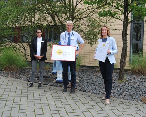 Pflegedirektorin Jasmin Shmalia, Chefarzt Dr. Ansgar Thimm und Geschäftsführerin Svenja Ehlers (von links) freuen sich über die erneute Bestätigung „Ausgezeichnet. Für Kinder“. (Foto: Sandra Lopez Bravo)