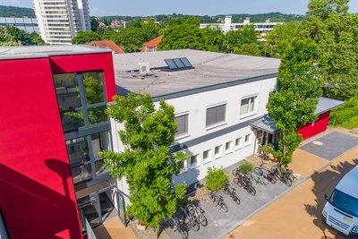 Aus der Luft aufgenommenes Foto des MVZ am Klinikum Coburg der Sana Kliniken Oberfranken. 