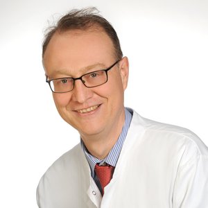 PD Dr. med. Arndt Tillmann Petermann, MBA Porträt von PD Dr. med. Arndt Tillmann Petermann, MBA, Oberarzt, Internist mit Schwerpunkt Nephrologie, Hypertensiologe am Sana Klinikum Coburg der Sana Kliniken Oberfranken