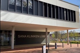 Auf diesem Bild ist die Außenansicht der Sana Kliniken Lübeck zu sehen