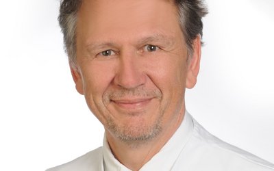 Porträt von Dr. med. Christian Pohlig, Chefarzt für Innere Medizin, Klinische Geriatrie, Notfallmedizin am Sana Klinikum Coburg der Sana Kliniken Oberfranken.