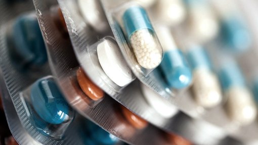 Bild von fünf übereinander gestapelten Tabletten-Verpackungen in den Farben blau, weiß und orange. 