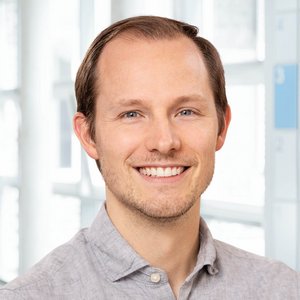 Porträtfoto von Dr. med. Nils Timmermann, Oberarzt der Klinik für Psychiatrie, Psychotherapie und Psychosomatik der Regio Kliniken