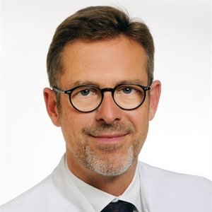 Priv.-Doz. Dr. med. Georg Breuer Porträt von Priv.-Doz. Dr. med. Georg Breuer, Chefarzt für Anästhesiologie und Intensivmedizin am Klinikum Coburg der Sana Kliniken Oberfranken.