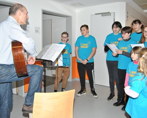 Die „Lucky SingeRS“ besuchten das Sana-Klinikum Remscheid und sangen auf fünf Stationen für die Patienten. (Foto: Stefan Mülders)