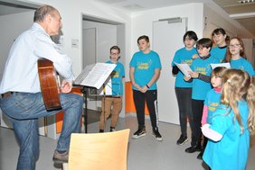 Die „Lucky SingeRS“ besuchten das Sana-Klinikum Remscheid und sangen auf fünf Stationen für die Patienten. (Foto: Stefan Mülders)