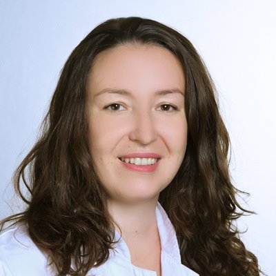 Porträt von Dr. med. Ana Racovita Rasa, Fachärztin für Innere Medizin am MVZ Klinikum Coburg.