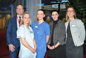 Auf dem Remscheider Ärztetag stellten Prof. Dr. med. Burkhard Sievers, Pflegedirektorin Jasmin Shmalia (2.v.r.) und Geschäftsführerin Svenja Ehlers (rechts) die beiden Heart Failure Nurses Janina Edelmeier (2.v.l.) und Sumea Sinani (Mitte) vor. (Foto: Stefan Mülders)