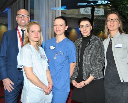 Auf dem Remscheider Ärztetag stellten Prof. Dr. med. Burkhard Sievers, Pflegedirektorin Jasmin Shmalia (2.v.r.) und Geschäftsführerin Svenja Ehlers (rechts) die beiden Heart Failure Nurses Janina Edelmeier (2.v.l.) und Sumea Sinani (Mitte) vor. (Foto: Stefan Mülders)