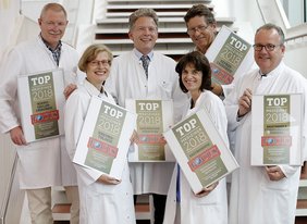 <p>Freudige Gesichter im Sana Klinikum Offenbach – gleich sieben Mediziner ausgezeichnet:</p>
<p>Prof. Michael Rauschmann (Wirbelsäulenchirurgie), Frau Prof. de Groot (Rheumatologie), Prof. Menke (Bauchdecken-Straffung) Frau Prof. May (Gastroskopie),