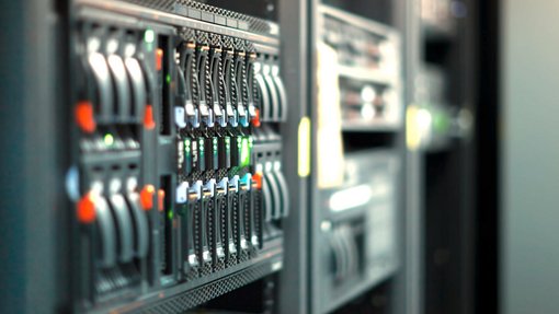 Bild von Steuerraum im Bereich Gebäudetechnik. Der Anschnitt zeigt Knöpfe und Hebel, die teilweise in den Farben blau, grün und orange leuchten.