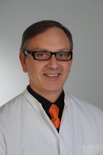 Porträt von Dr. med. Alfons Kreczy, Facharzt für Pathologie am MVZ Klinikum Coburg.