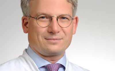 Porträt von Priv.-Doz. Dr. med. Gerald Braun, Chefarzt für Innere Medizin, Nephrologie, Geriatrie, Intensivmedizin, Transplantationsmedizin, Hypertensiologie am Klinikum Coburg der Sana Kliniken Oberfranken.