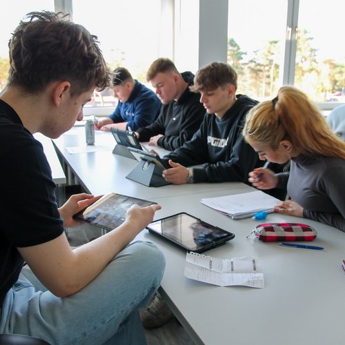 Auszubildende in Gruppenarbeit bei der Ausarbeitung eines Themas