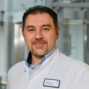 Portraitfoto von dem Sektionsleiter Neurotraumatologie/Wirbelsäulenchirurgie Dr. med. Muhannad Awak, Facharzt für Neurochirurgie, Basis und Master-Zertifikat der deutschen Wirbelsäulengesellschaft (DWG), Euro Spine Diploma (Euro Spine), European Spine Diploma in Advanced Spinal Surgery (EANS), International Fellow Neurosurgery / USA, Mitglied in der Deutsche Gesellschaft für Neurochirurgie (DGNC), European Association of Neurosurgical Societies (EANS) und Deutsche Wirbelsäulengesellschaft (DWG)