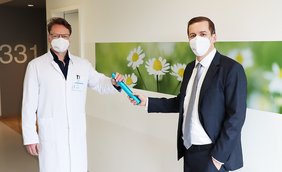 Stellvertretend für Dr. Thiem übergibt Geschäftsführer Dr. Christian Frank den Staffelstab an den neuen Chefarzt der Klinik Dr. med. Felix Renken