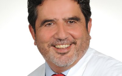 Porträt von Prof. Dr. med. Emilio Domìnguez, Chefarzt für Chirurgie, Viszeralchirurgie, spezielle Viszeralchirurgie und Gefäßchirurgie am Klinikum Lichtenfels der Sana Kliniken Oberfranken.