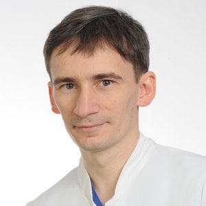 Dr. med. Lukasz Krygier Porträt von Dr. med. Lukasz Krygier, Oberarzt, Facharzt für Innere Medizin, Kardiologie und Notfallmedizin, Leiter kardiologische Funktion am Sana Klinikum Coburg der Sana Kliniken Oberfranken