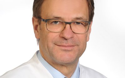 Porträt von Ass. Prof. Univ. Split Dr. Dr. med. Peter Dahlem Chefarzt Kinder- und Jugendmedizin, Neonatalogie, Pädiatrische Intensivmedizin am Klinikum Coburg der Sana Kliniken Oberfranken. 