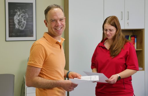 Ein Arzt und eine Medizinsche Fachangestellte im Medizinischen Versorgungszentrum Schwarzheide