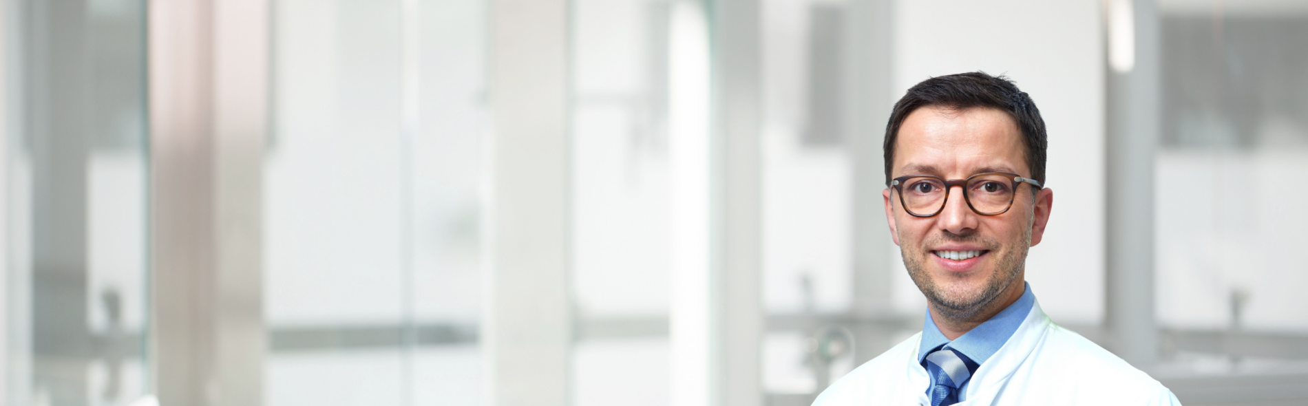 Portraitfoto von Prof. Dr. Till Hasenberg, Chefarzt der Adipositas- und Metabolischen Chirurgie