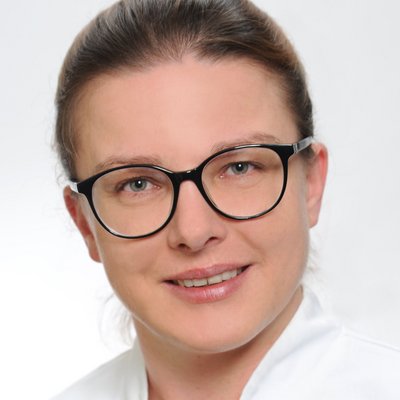 Porträt von Katja Bauersachs, Fachärztin für Pathologie am MVZ Klinikum Coburg.