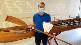 Christof Degen-Plöger, Sporttherapeut an den Sana Kliniken Lübeck, am Ruderboot